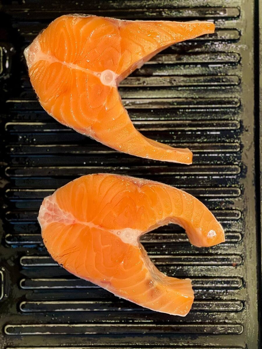 Лосось жарим на гриле