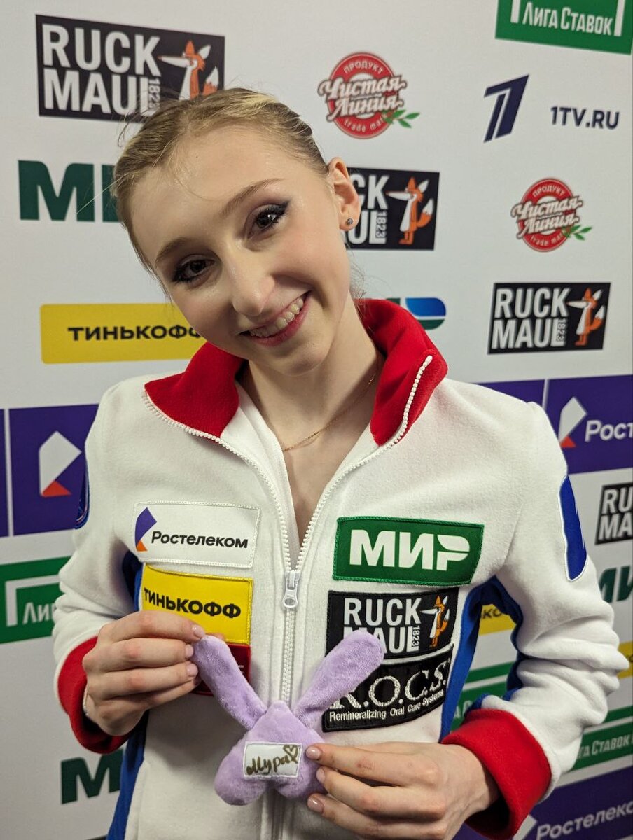 Софья Муравьева с подарками для журналистов. Фото из открытых источников 