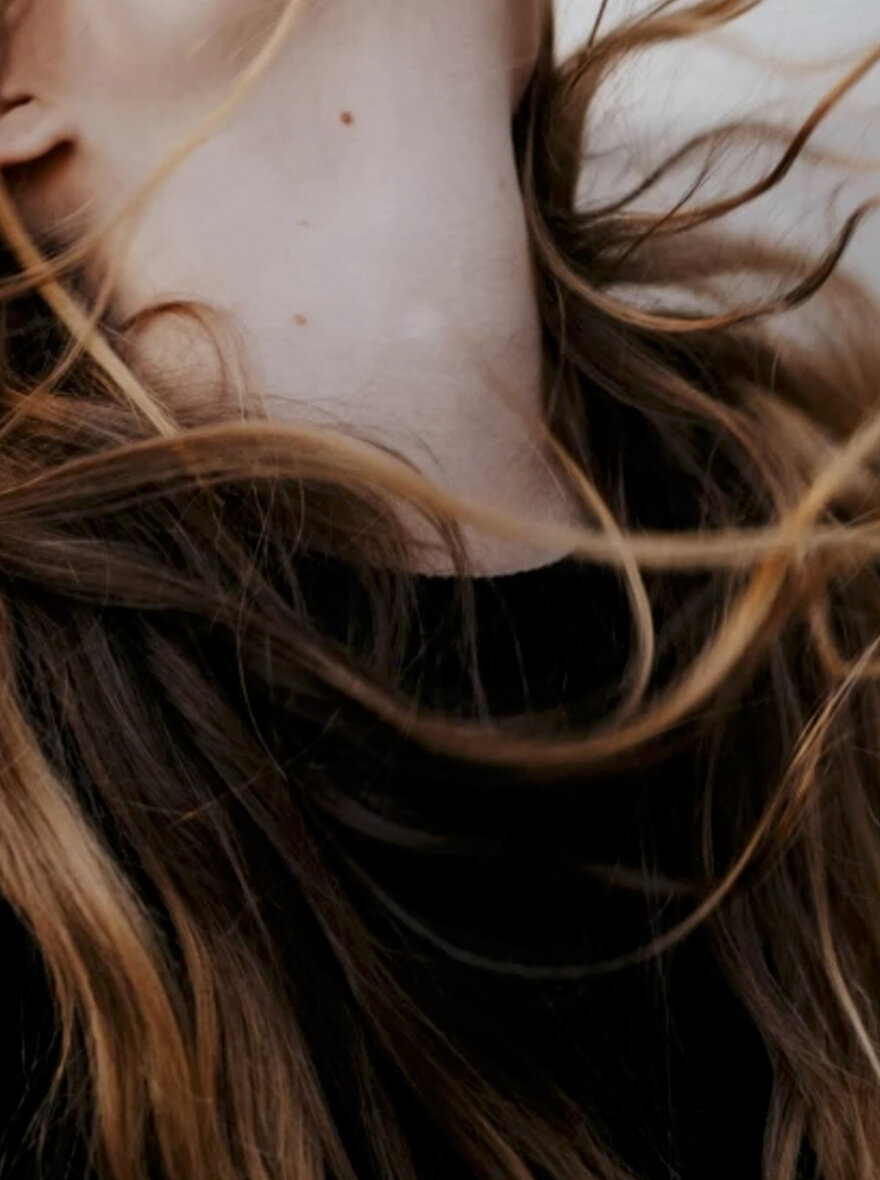    Советы и правила по уходу за волосами осенью и зимой: бьюти-дайджест BURO. (фото 1)