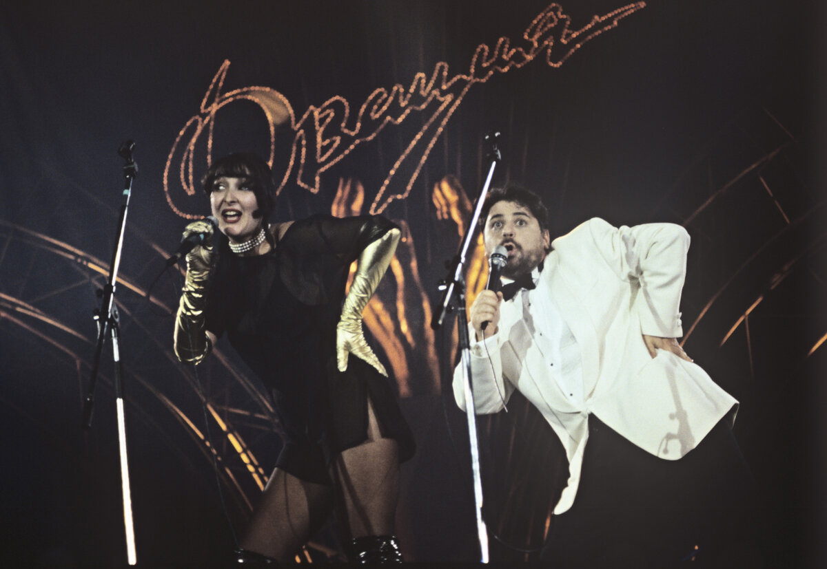    В подростковом возрасте Лолита увлеклась танцами, а после школы стала участвовать в выступлениях матери и её коллектива. В 16 лет Лолита стала бэк-вокалисткой Ирины Понаровской, на тот момент состоявшей в ВИА «Поющие гитары» / РИА Новости