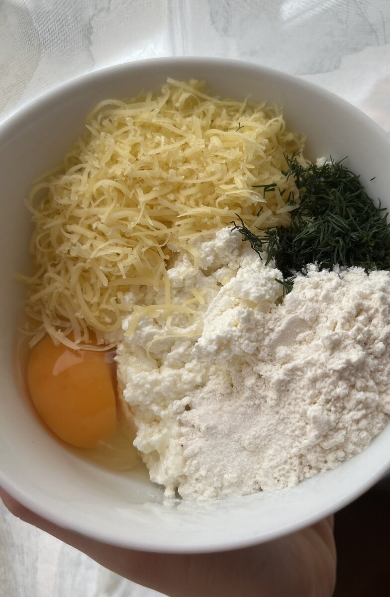 Изначально, если творог крупнозерновой, его можно протереть через сито, это делается для того, чтобы текстура была более однородная и нежная, если сито нет под рукой, можно добавить к творогу яйцо и пробить блендером до получения однородной массы. Очень советую сделать это. 