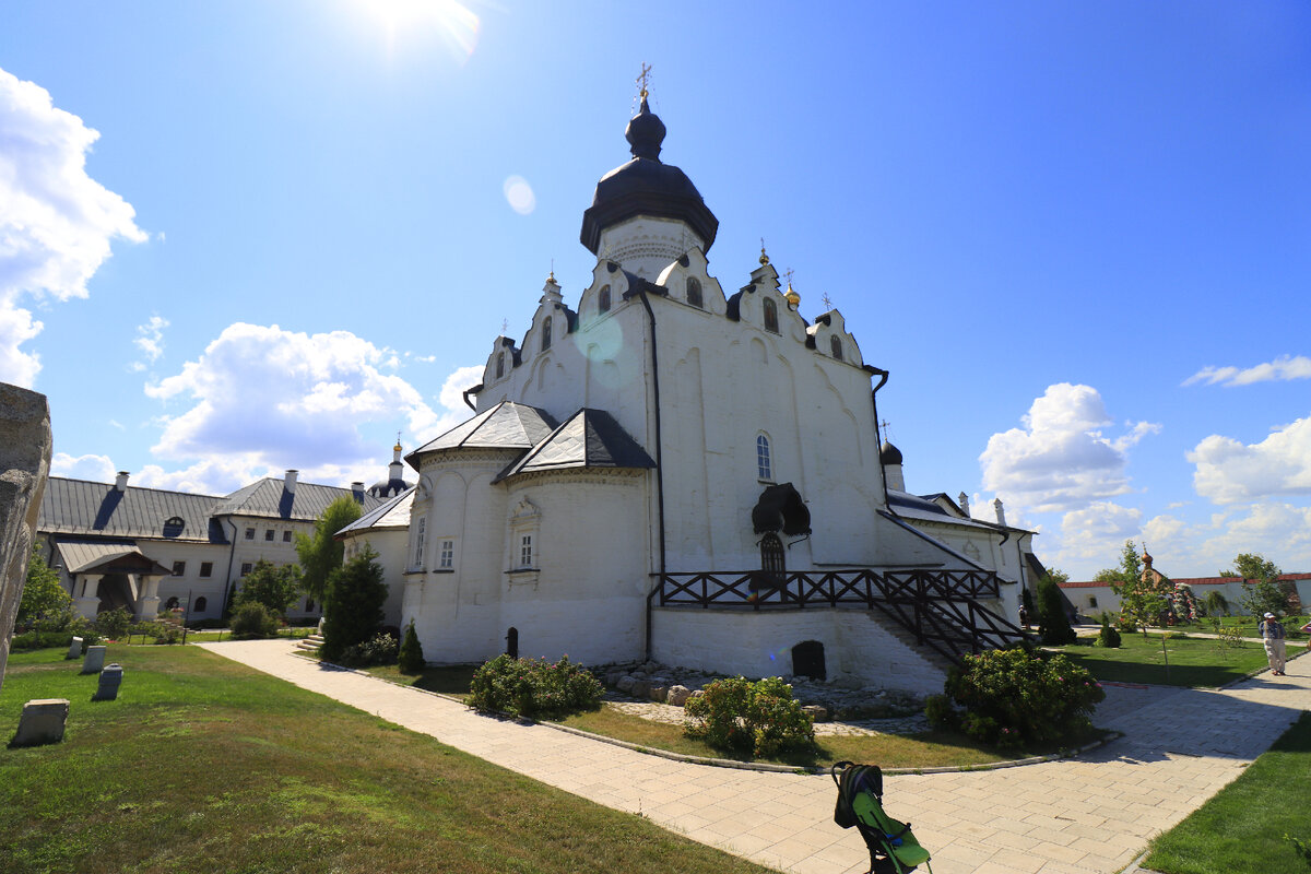 Пора думаю показать наши путешествия по необъятной России!)))  А начну я рассказ с города- града Свияжска. Основано село в 1551 году, очень давно по меркам городов со столетней историй и не очень давно для тех, чья история насчитывает тысячелетия))) 