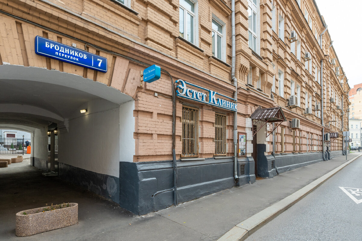 Адрес клиники Эстет Клиник: г. Москва, Бродников пер, дом 7, тел. 8 (495) 643-88-80