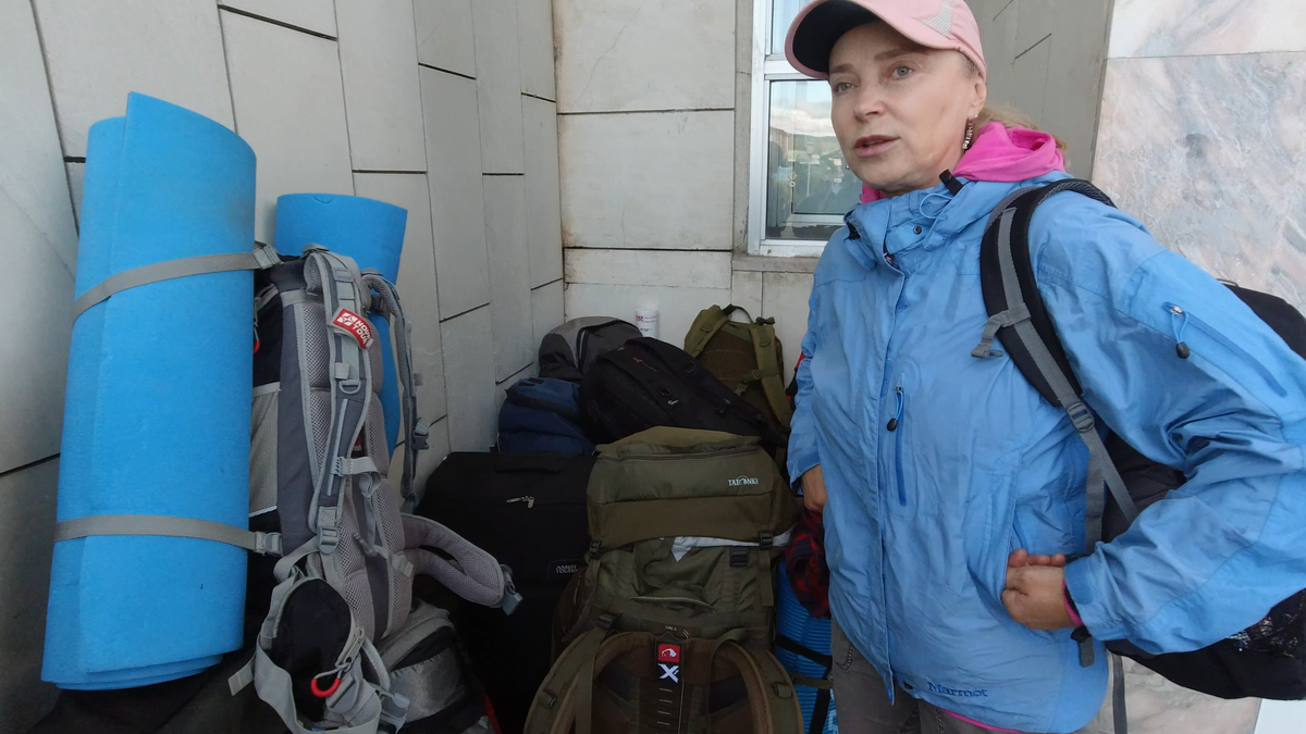 Закуток на ж/д вокзале Северобайкальска, куда мы сложили свои вещи.