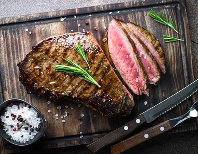 Стейк из говядины отлично впишется на новогодний стол.