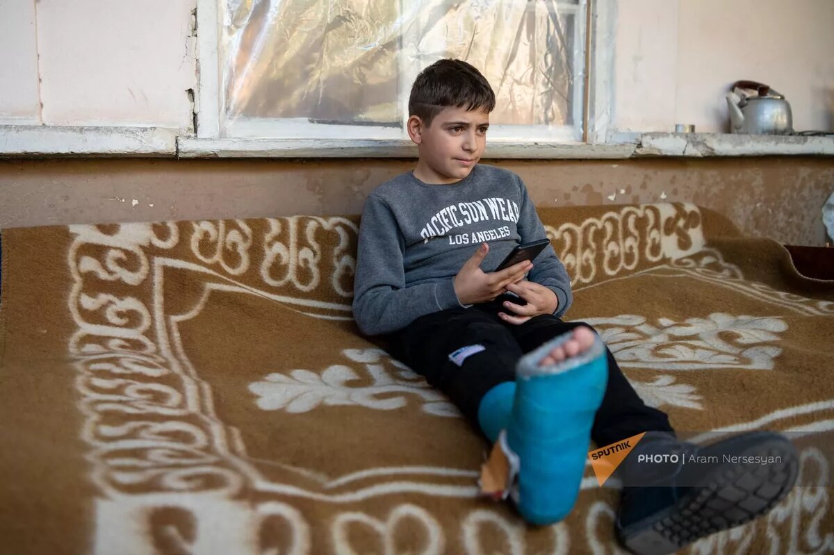 11-летний Карлен Согомонян был ранен азербайджанцами, когда просил помощь для своего дедушки в Карабахе © Sputnik / Aram Nersesyan