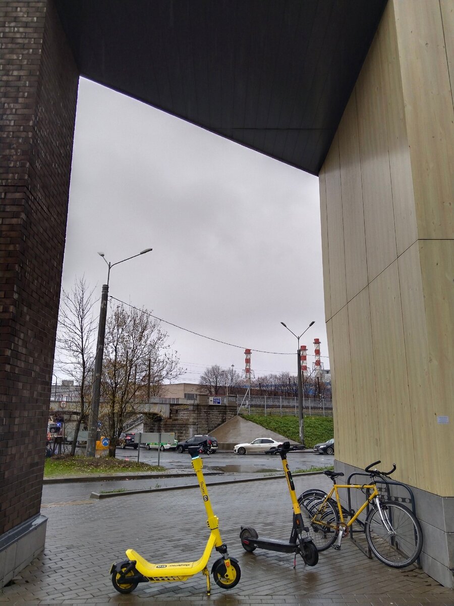 Мой велик на парковке. На заднем плане - станция "Боровая"