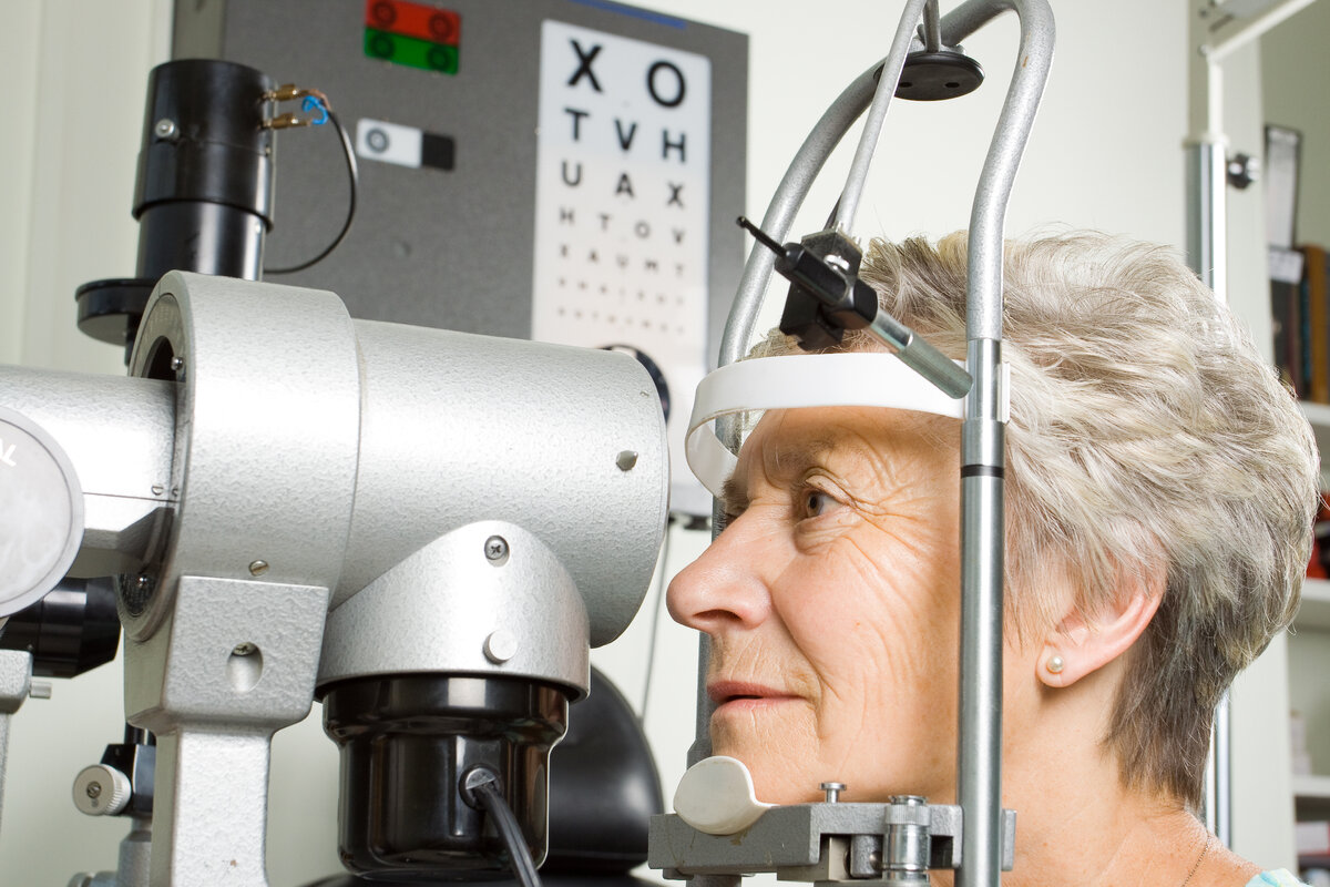 Восстановление зрения на лобачевского. Пациент с глаукомой в аптеке. Фото оперирована пожилая женщина Центральная катаракта. Нарушение зрения при оптикомиелите фото.