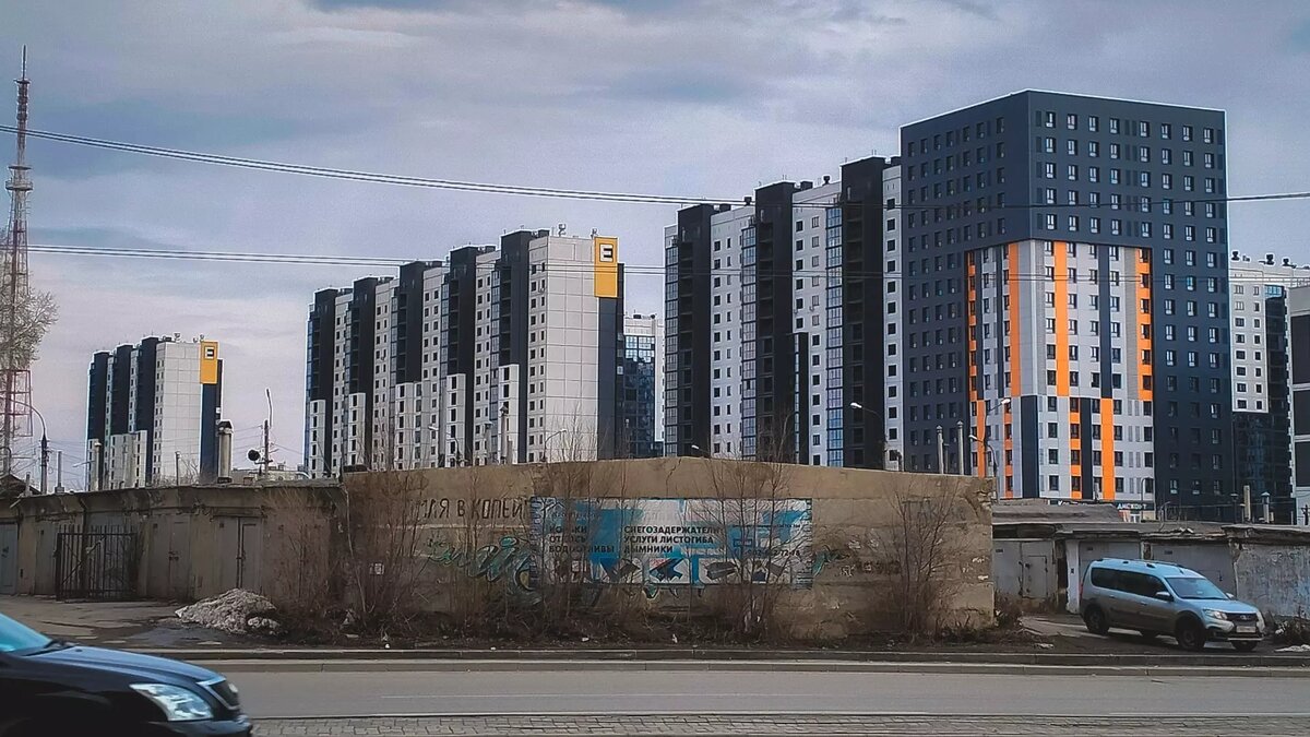     В Удмуртии в следующем году сократится количество сданного в эксплуатацию жилья. Согласно прогнозу, который дал журналистам во вторник, 14 ноября, премьер-министр республики Ярослав Семенов, показатели отрасли в 2024 году не превысят 1 млн квадратных метров жилья, как было в 2022 и 2023 годах.