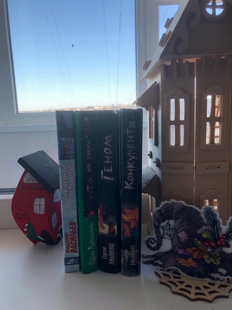 Октябрьские жители подоконника)