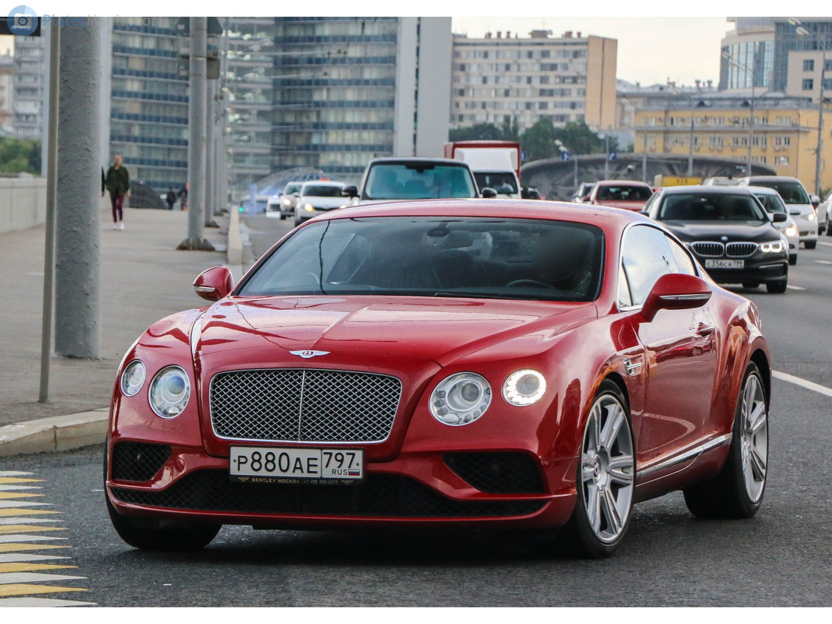 Bentley Continental красная