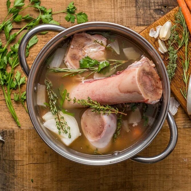 Костный бульон - это бульон, который можно приготовить из костей животных, овощей, специй и трав.