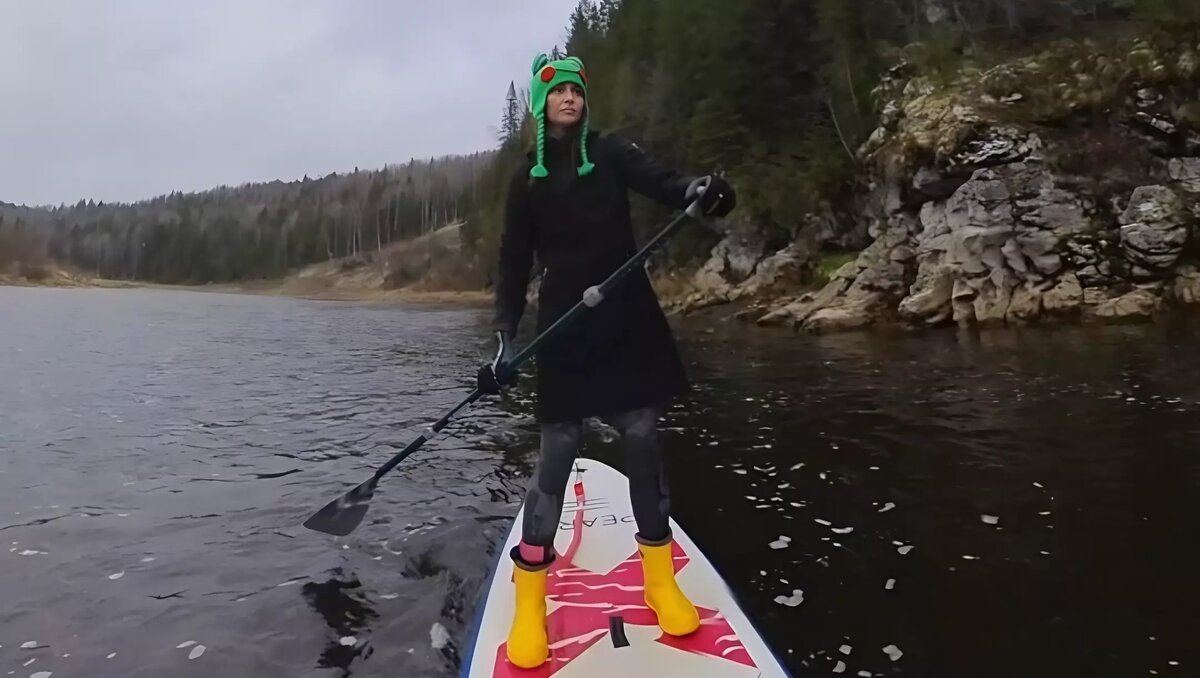     Из-за низкого уровня воды в реке туристы сели на мель.