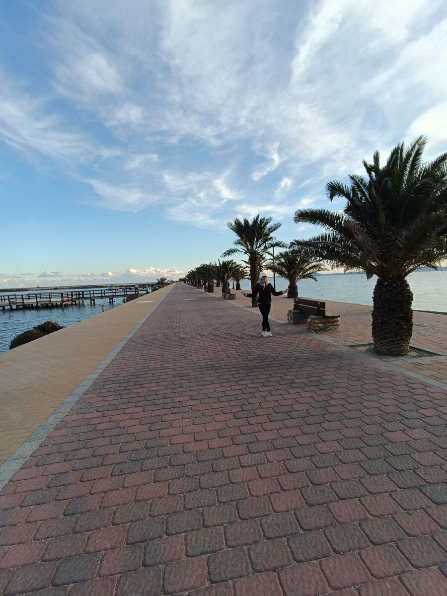 Слева грязи, справа мелкое тёплое море