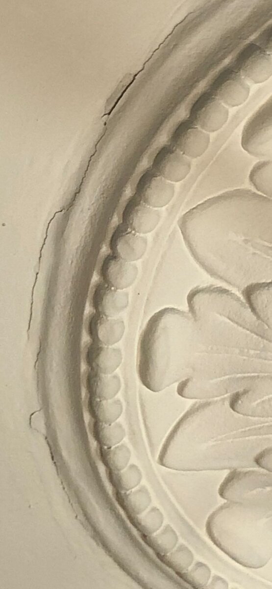 Пошли трещины около лепнины