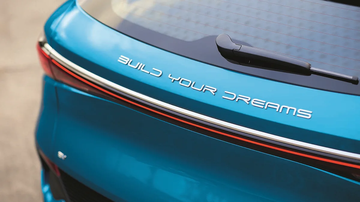 Yuan Plus — первый автомобиль компании BYD, построенный на новой платформе e-Platform 3.0, разработанной специально для производства электромобилей. Упор в ней сделан на повышение эффективности батареи в условиях низких температур 

Фото: BYD