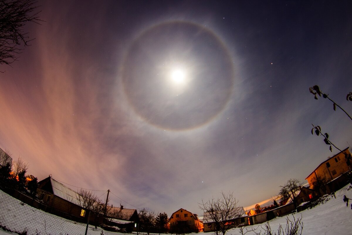 гало ночью. гало ночью. гало ночью. гало тундра. эффект гало вокруг луны.