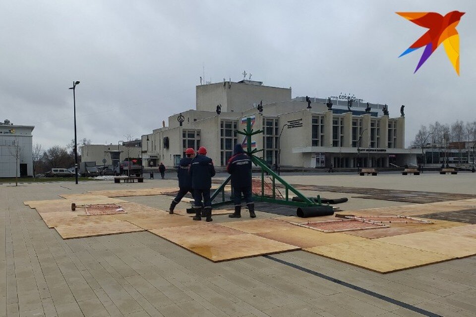    В 2023 году елку на Центральной площади Ижевска установили на две недели раньше, чем в 2022. Фото: Михаил Красильников