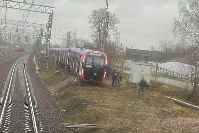    Метропоезд пробил тупиковую призму и сошел с рельсов в Мытищах ©Telegram-канал "360tv"