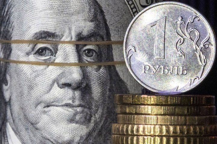 💵 Курс доллар на Мосбирже вернулся к июльским показателям, опустившись ниже 91 рубля. Это следует из данных торгов. Последний раз на этой отметке американская валюта находилась 28 июля.По ситуации на 14:02 мск, курс доллар снижался на 0,78% - до 90,9 рубля. В то же время евро потерял 0,39%, опустившись до 97,67 рубля. Курс юаня снизился на 0,6% - до 12,47 рубля.Ранее главный аналитик Совкомбанка Наталья Ващелюк в разговоре с "РГ" предположила, что в течение ближайшей недели курс доллара будет находиться в диапазоне 92-94 руб., за счет действия факторов, сдерживающих его ослабление. В частности, эксперт отмечала, что высокие процентные ставки повышают привлекательность сбережений и инвестиционных инструментов в национальной валюте.