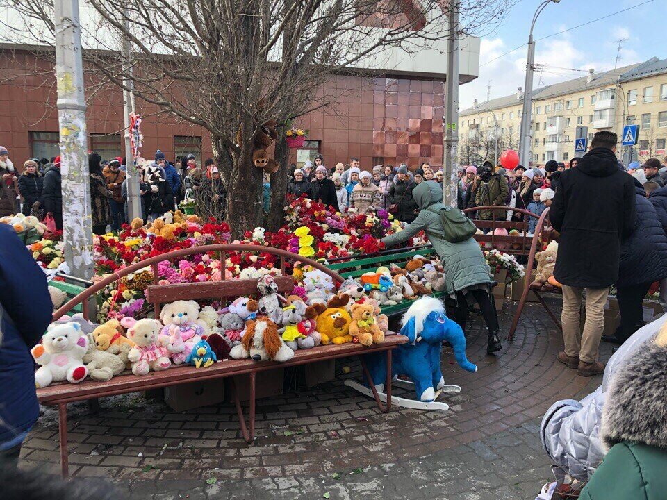 Стихийное возложение цветов и игрушек. 26 марта. Фото из личного архива