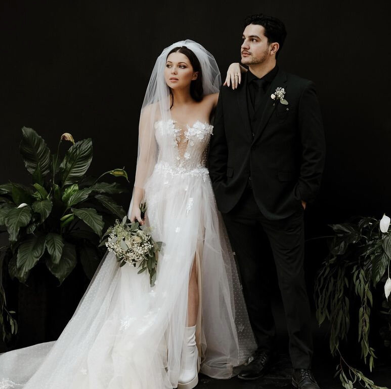    Сэмми Ханратти вышла замуж за Кристиана ДеАндуСоцсети Сэмми Ханратти