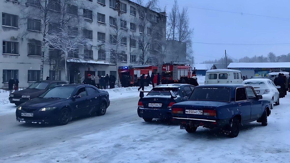     Люди пытались разбить окно, чтобы спастись, подробности рассказали в паблике издания.