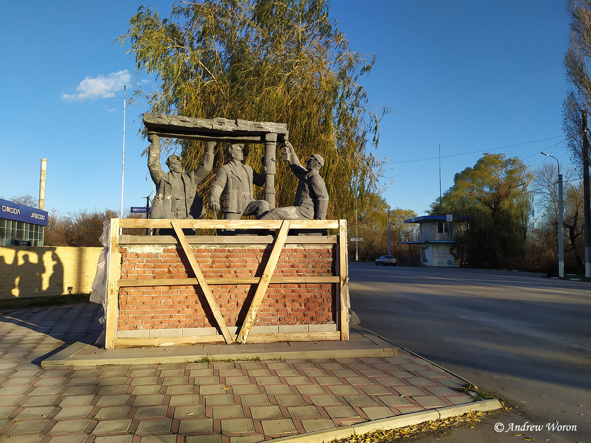 Монумент шахтерам на въезде в город с трассы М-4 Дон
