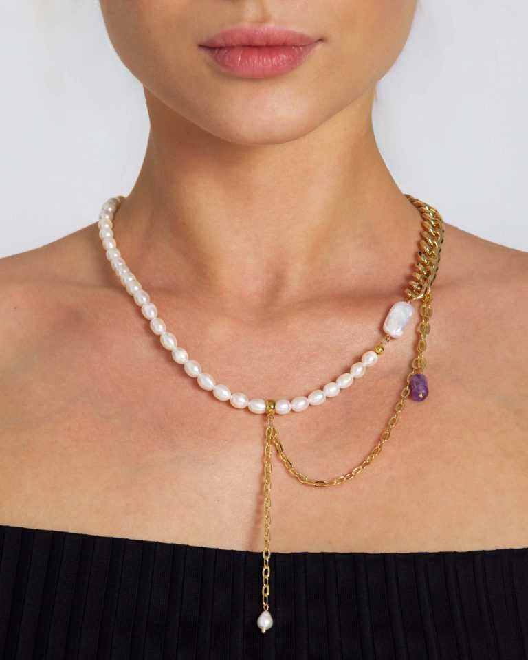 На фото колье с жемчугом и аметистом