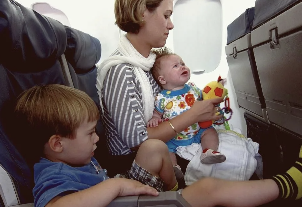 Перелет с ребенком. Самолет для детей. Места в самолете для младенцев. Маленькие дети в самолете.