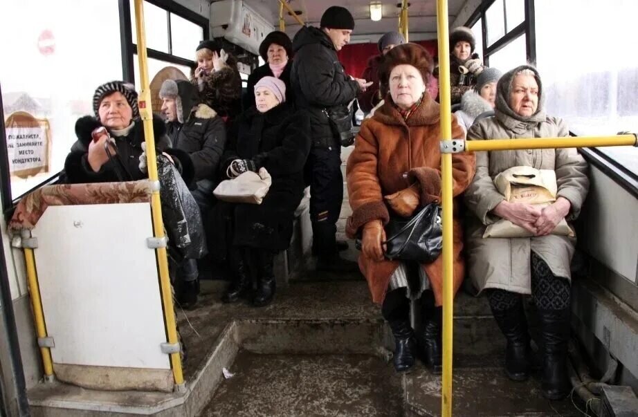 На остановке сижу автобус. Бабка в автобусе. Бабки в маршрутке. Бабуля в маршрутке. Бабка сидит в автобусе.