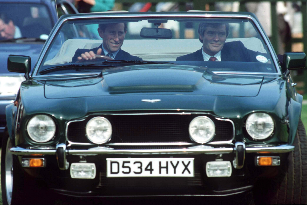 Принц Чарльз за рулем своего автомобиля Aston Martin V8 / Фото: Tim Graham/Getty Images