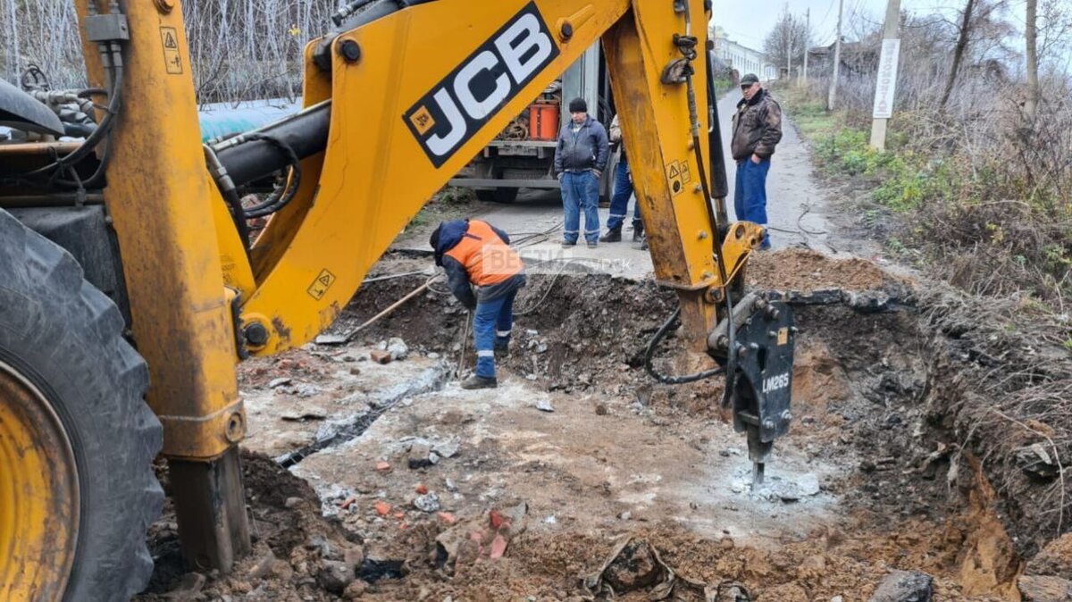    В Курске продолжается ремонт теплосети на Нижней Набережной