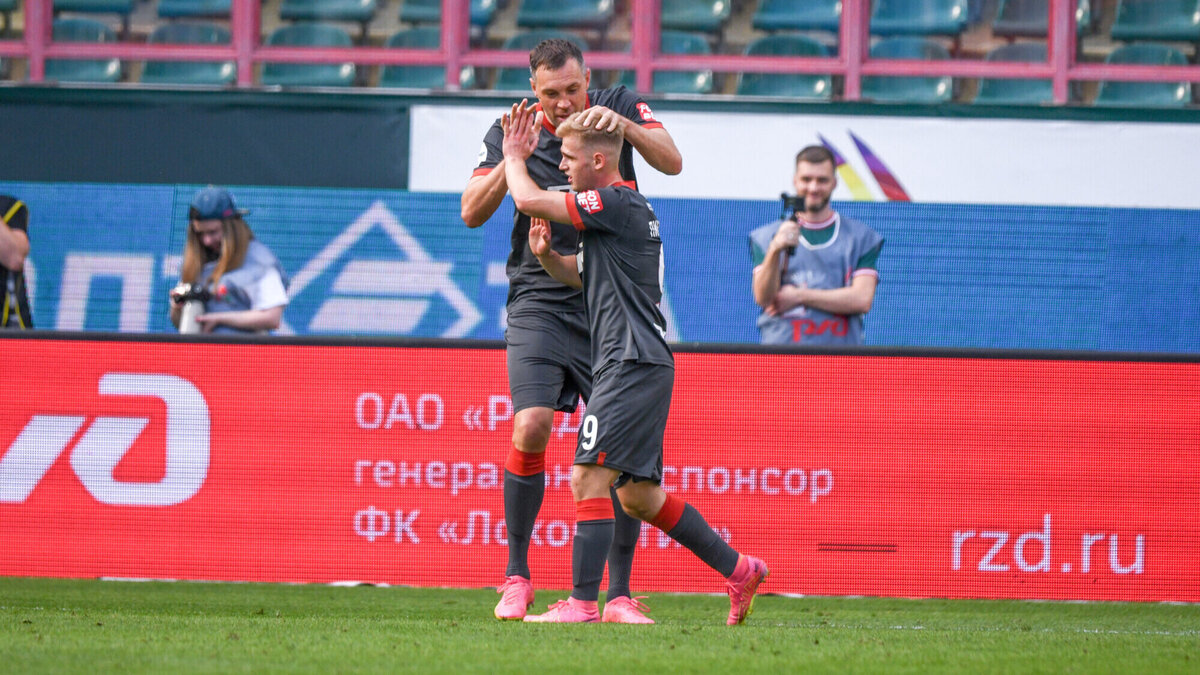 Хотелось бы поговорить сегодня о нападающем Артёме Дзюба выступающим ныне за Локомотив,на днях появились информация то что Дзюба подрался с Пиняевым в раздевалке после недавнего матча 14го тура Мир РПЛ Локомотив-Спартак 1-1 и то что эта информация дошла до генерального директора клуба Владимира Леонченко,Дзюба не простой человек,это можно понять если посмотреть его карьеру,то и дело всплывали какие нито скандалы.Взять хотя бы его конфликт с Карпиным,думаю не с проста Карпин его отстранил от сборной.