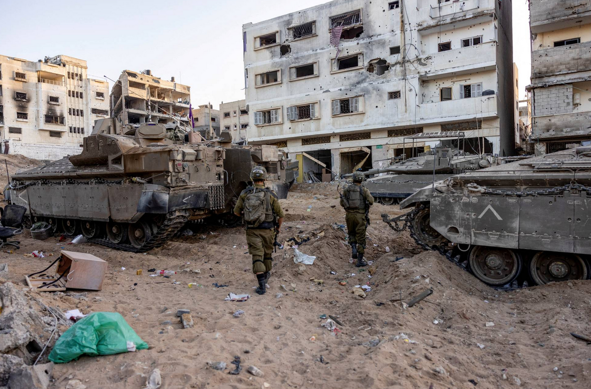 Поврежденная тяжелая БМП "Намер" на улицах Газы. Фото АР