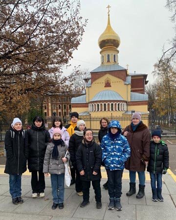 У храма Покрова Пресвятой Богородицы