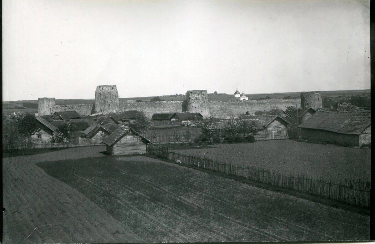 Застройка Изборска, фото начала ХХ века