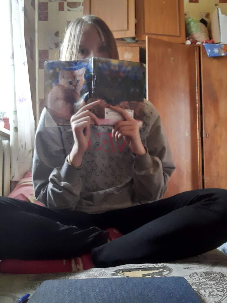 Фото сделала в 2020 году, в сентябре, в этот день были: Практикум по орфографии и пунктуации и Введение в литературоведение 🥰🩷 