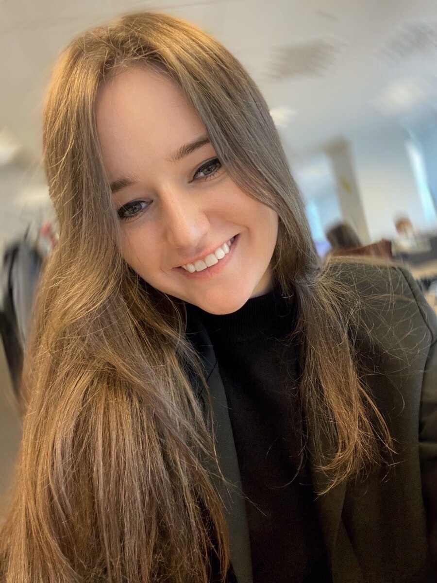 Фото 2021 года, результат установки композитных виниров на центральные резцы + отбеливание ZOOM