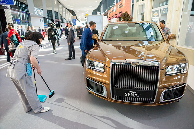    Помимо прочего, Сафиуллин поделился интересной цифрой: число люксовых автомобилей сократилось с 7,1 тыс. до 215 единиц. Но причина не в резком отказе состоятельных граждан от роскошных авто в пользу бюджетных вариантов, а в новой системе подсчета Фото: © Aleksey Smyshlyaev / Global Look Press / www.globallookpress.com