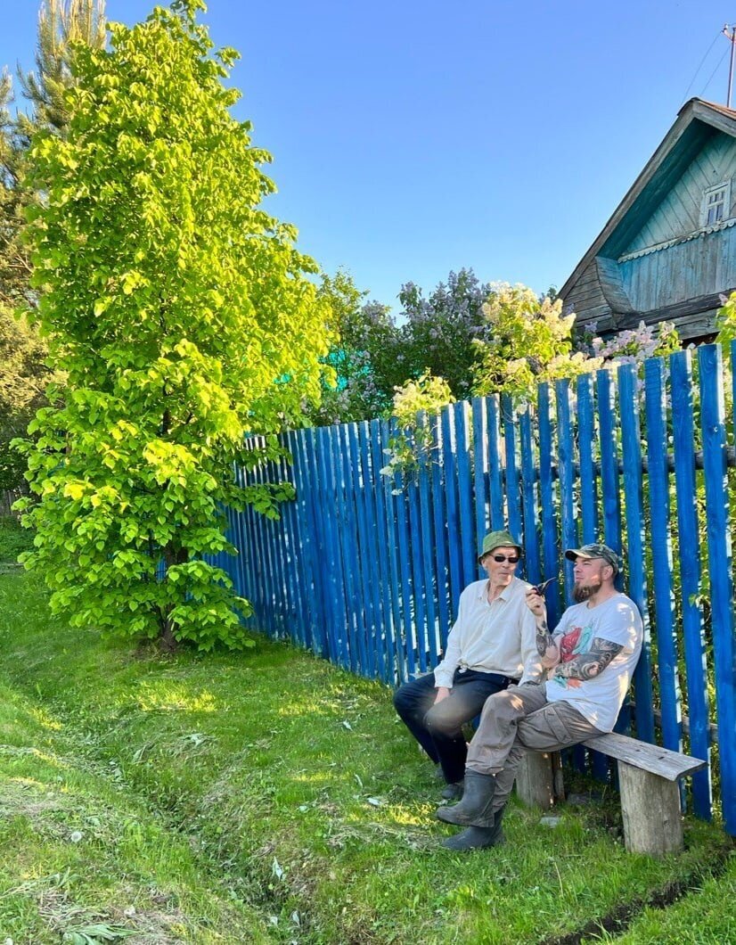 С соседом между делами поболтать о вечном - лучший отдых!