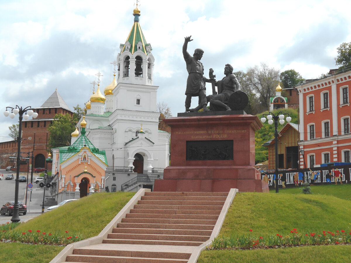 Памятник Минину и Пожарскому на площади Народного Единства в Нижнем Новгороде.