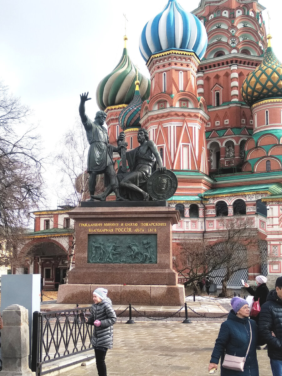 Памятник Минину и Пожарскому на Красной площади в Москве