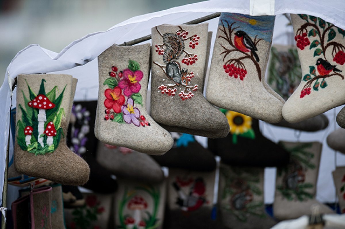    Туристы и патриоты.