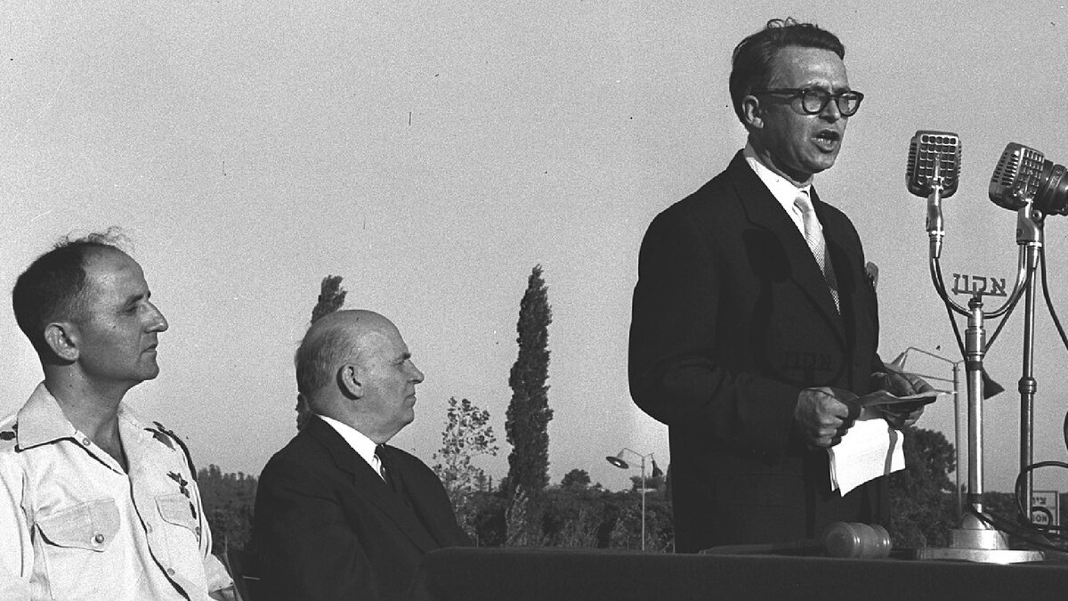 Израильский ученый-ядерщик и химик Эрнст Давид Бергман выступает на открытии выставки «Атом для мира» в Израиле, 1956 г.