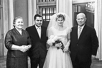 Слева направо: супруга Никиты Хрущёва, Нина Петровна, космонавты Андриян Григорьевич Николаев, Валентина Владимировна Терешкова и первый секретарь ЦК КПСС Никита Сергеевич Хрущёв Фото: ИТАР-ТАСС