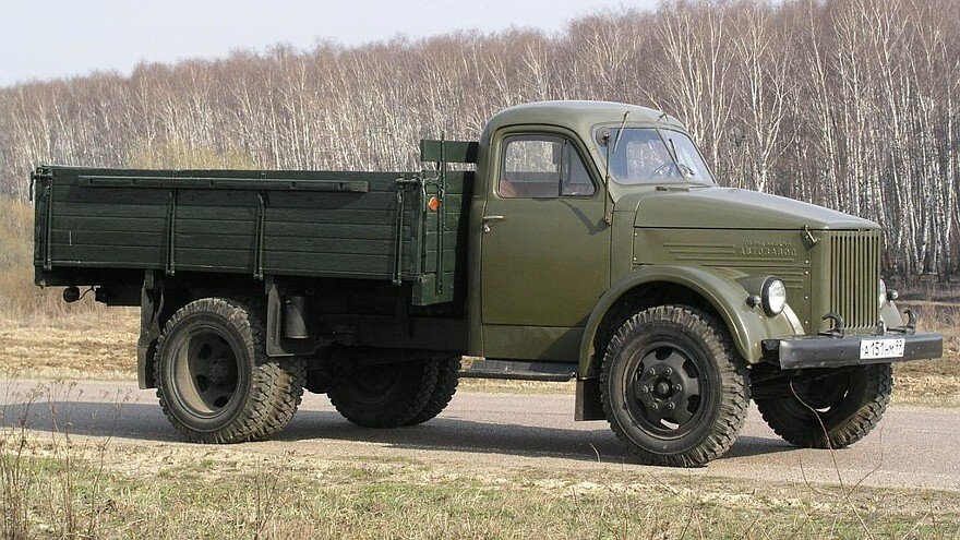 Серийная цельнометаллическая кабина ГАЗ-51(А) поздних выпусков.