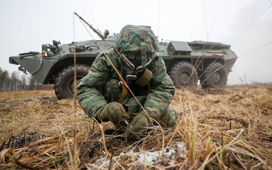 Военнослужащий расчета РХБЗ на Запорожской атомной электростанции - Фото: Гавриил Григоров/ТАСС