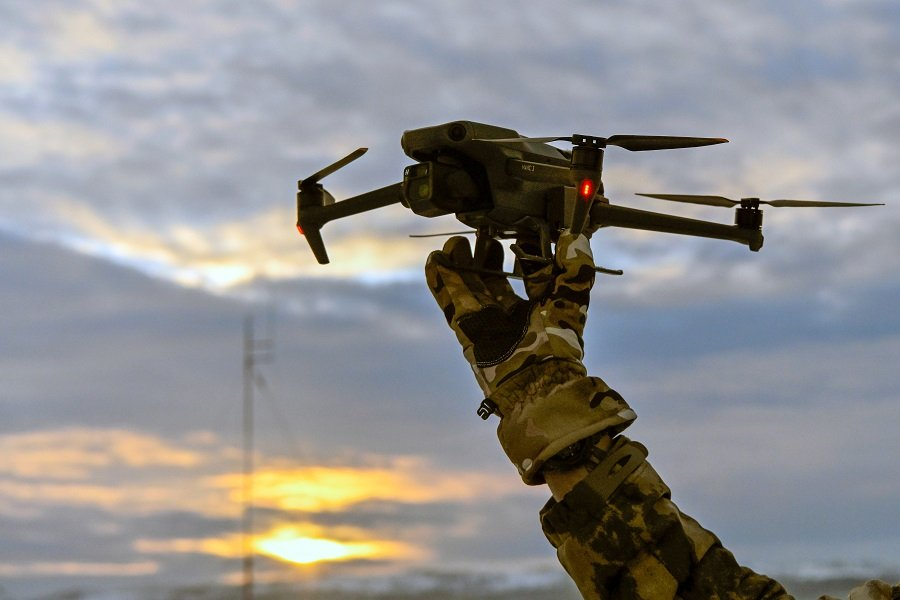 Ударный FPV-дрон в центре подготовки операторов дронов - Фото: Лев Федосеев/ТАСС