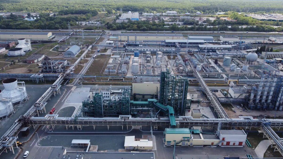     «Казаньоргсинтез» (КОС, входит в СИБУР) был удостоен награды в номинации «Лучший „зеленый“ проект в нефтегазовой промышленности» за модернизацию установки синтеза изопропилбензола (ИПБ). Обновление позволило сократить воздействие на атмосферу на 20% и уменьшить потребление энергоресурсов на 68%.